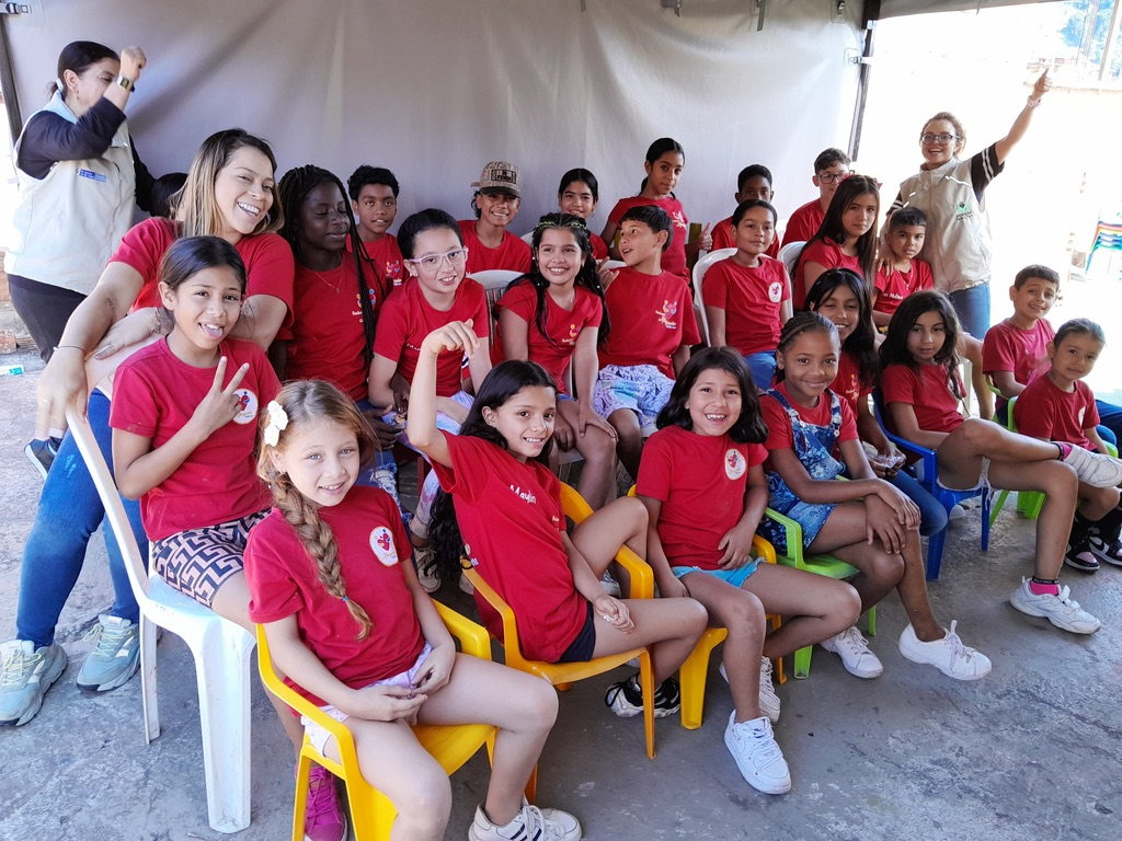 Children of Fundación Abrazando Historias with volunteers in Medellín.