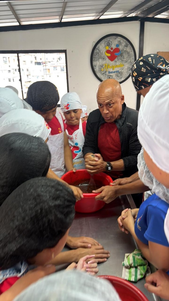 Coach Chonto mixes with the young bakers in Medellín, October 2026.