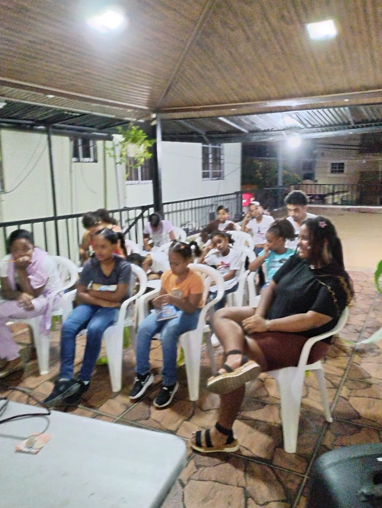 Students listen during a virtual English class in the Dominican Republic.
