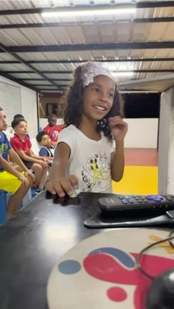 A girl helps start the virtual English class.
