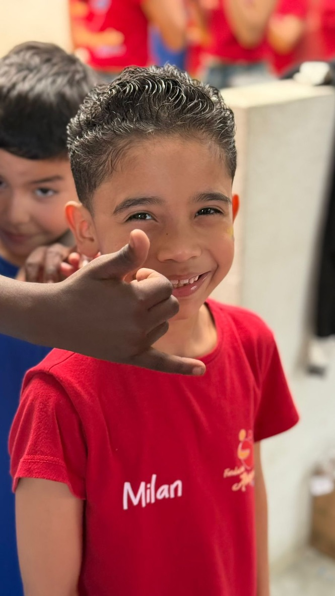 A thumbs up at Fundación Abrazando Historias.
