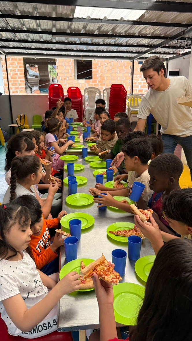 Pizza night at Fundación Abrazando Historias.