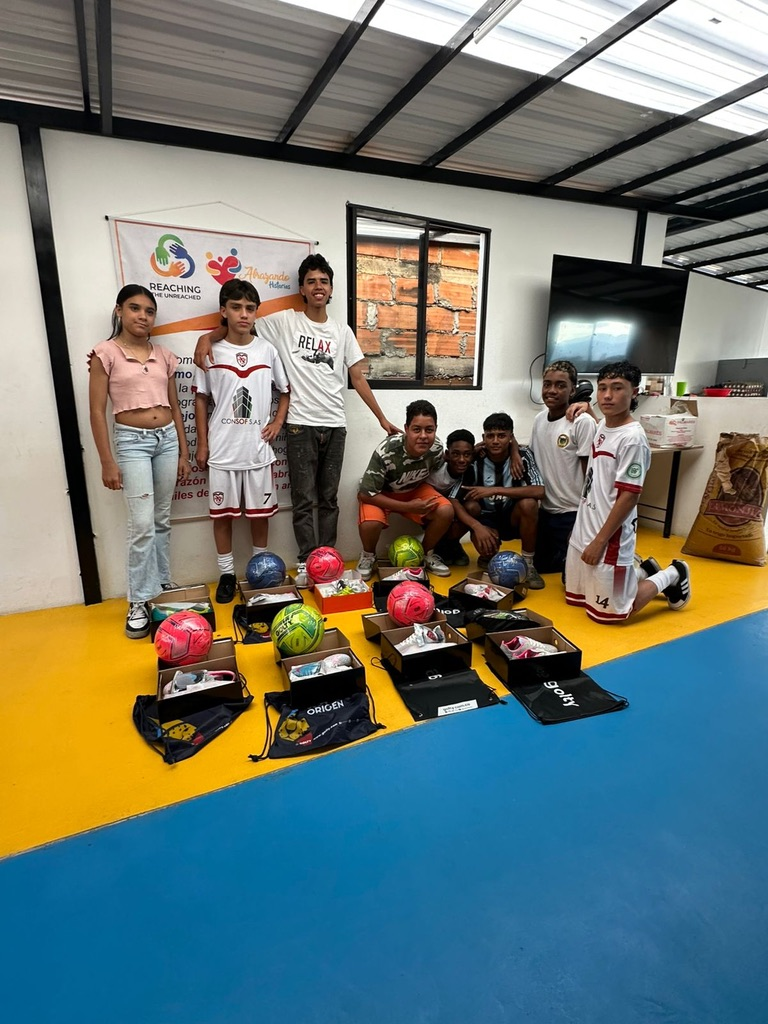 The team with new soccer gear at Fundación Abrazando Historias.