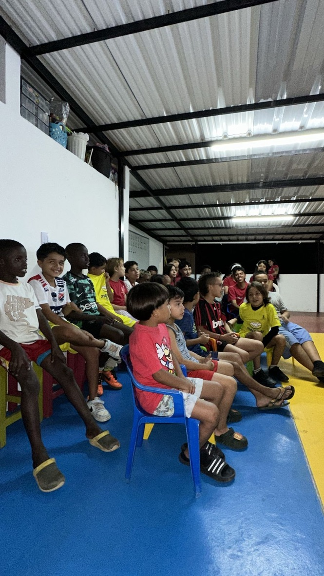 Children follow along in a virtual English class in the Dominican Republic.